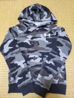 美品！！アンダーアーマー グレー迷彩柄パーカー YSM/120～130cm
