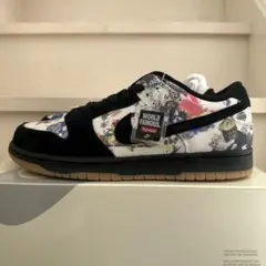 SUPREME × SB DUNK LOW RAMMELLZEE