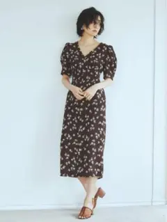 当日発送！美品SNIDEL フラワーパターンタイトワンピース ダークブラウン