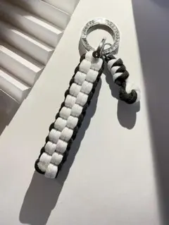 パラコード編み込みキーホルダー ブラック・ホワイト 約10cm