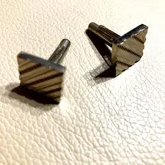 ストライプ模様のシルバーカフス