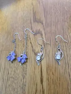 紫色の花とクリスタルのピアス2ペア