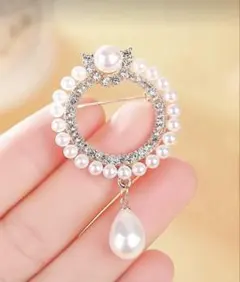 パールとクリスタルの円形ブローチ