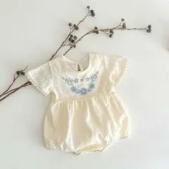 クリーム色 刺繍ロンパース フリル袖　73サイズ