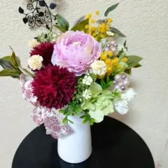 お供え花　器付き　パールビーズ付きリボンも添えた　アーティフィシャルフラワー