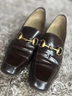 Gucci ダークブラウン レザー ローファー 金具付き