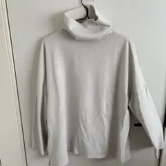 ライトグレー タートルネックニット