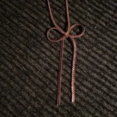 ローズゴールド色のリボンネックレス