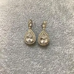 ティアドロップ型クリスタルピアス