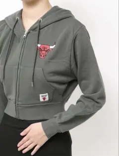 BULLS フード付きクロップドパーカー グレーのサムネイル