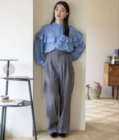 フリル付きライトブルー長袖シャツ