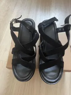 ブラッククロスストラッププラットフォームサンダル