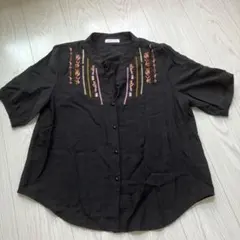 Alyssum 刺繍入り 半袖シャツ ブラックのサムネイル