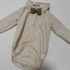 ボウタイ付きベージュロンパース
