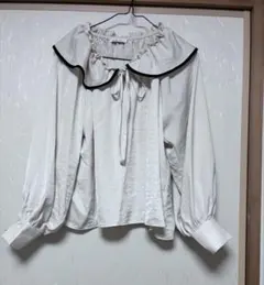 アースミュージック＆エコロジー フリル襟 オフホワイトプルオーバー