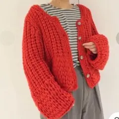 赤いニットカーディガン