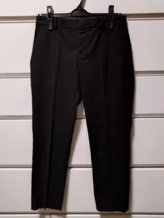 ユニクロ　UNIQLO　クロップドパンツ　黒　センタープレスのサムネイル