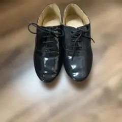 光沢のある黒のレースアップシューズ