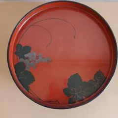 漆器 盆 赤地に黒い葉とブドウの模様
