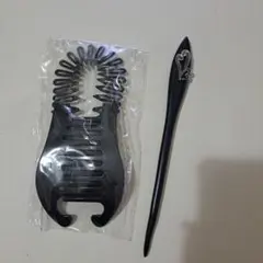 黒のヘアクリップと黒の簪