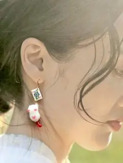 猫とトランプピアス（Qハート）