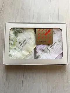 フラワープリントのハンカチpierre cardin 2枚セット