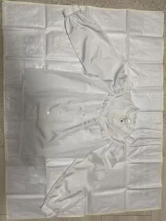 フリル付きホワイト長袖シャツ