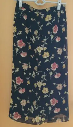 黒地花柄スカート