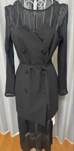 黒のダブルブレストワンピース