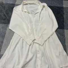 ホワイトボタン付き長袖シャツ