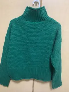 グリーンタートルネックセーター