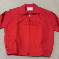 赤いジッパー付きジャンパー