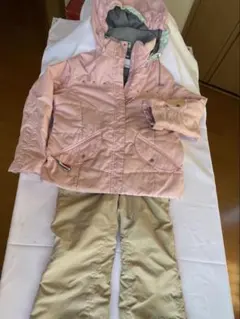 子ども用ピンクジャケットとベージュパンツセット