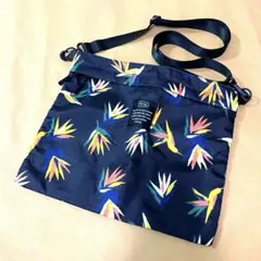 kiu 南国花鳥柄 防水サコッシュバッグのサムネイル
