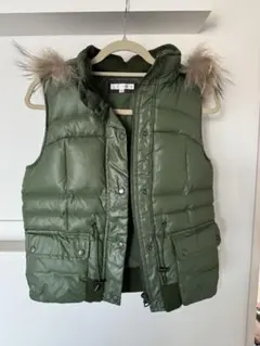 オリーブグリーン フード付きダウンベスト