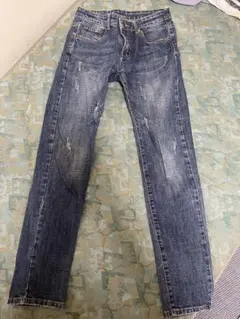 ダメージ加工デニムパンツ