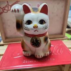 【金色の招き猫・貯金箱タイプ】 家内安全／招財／赤座布団付き 招き猫 貯金箱 縁起物 置物 赤い座布団付き - メルカリ