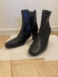 ショートブーツ　23.0　合皮　ブラック