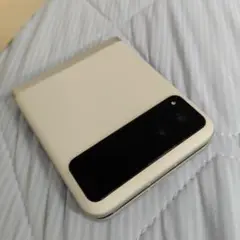 モトローラrazr40折りたたみスマートフォン 白系