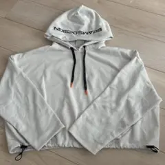 BEAMS DESIGN フード付きクロップドパーカー