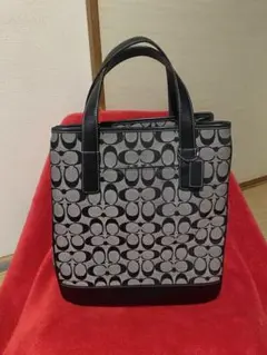 COACHのシグネチャー柄トートバッグ