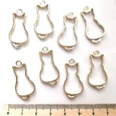 ラスト1点⭐後ろ向き猫(穴あき).。.:*8個♡ゴールドチャーム