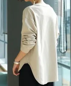 &Ray BEAMS ラウンドヘムクルーネックTシャツ ベージュのサムネイル