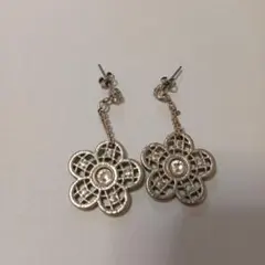 MARY QUANT　フラワーモチーフ スイングピアス 両耳用