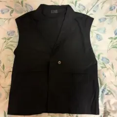 黒スリーブレスベスト