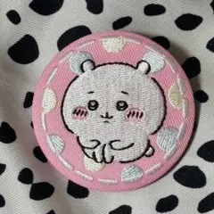 ちいかわ 刺繍缶バッジ ピンク