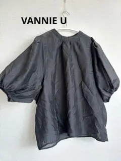 VANNIE U ヴァニーユー　シアー ふくり ブラウス ブラック　パフスリーブのサムネイル