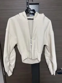 フード付きクリーム色クロップドパーカー