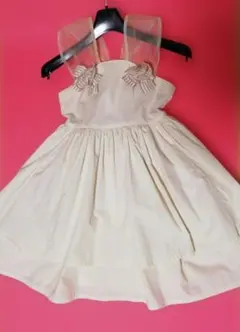 リボン付きクリーム色フレアドレス