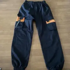 黒いカーゴパンツ ウエストゴム サイドポケット